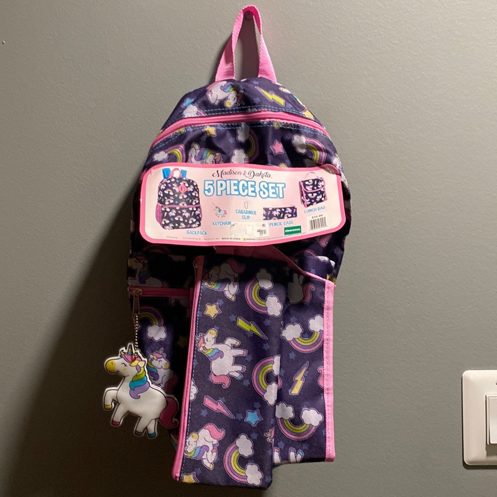BRAND NEW 5 PIECE SCHOOL SET INCLUDES BACKPACK, LUNCH BAG, PENCIL CASE, & MORE!